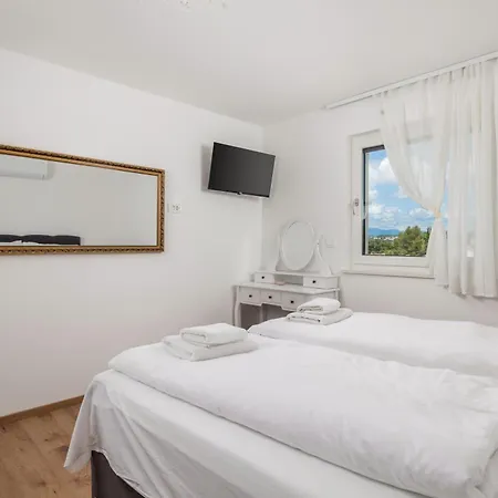 Stella & Gloria Apartman Malinska